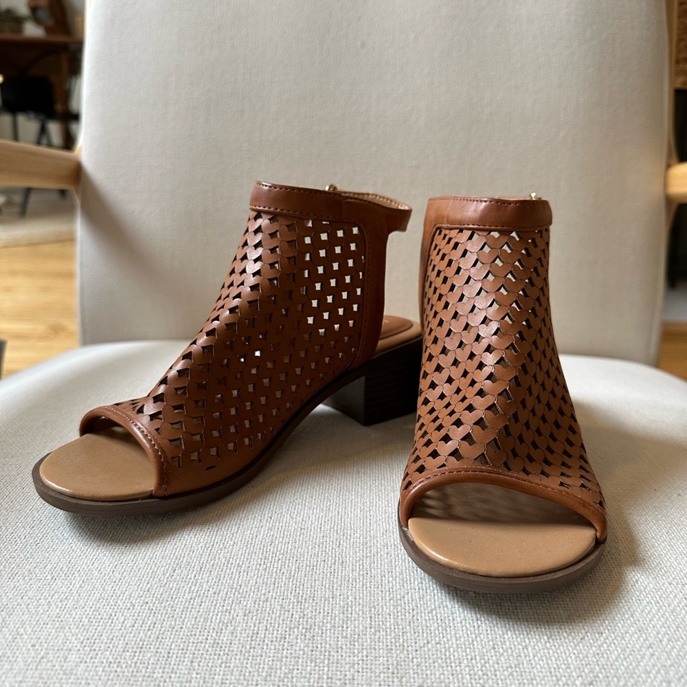 BRAND NEW! Nine West Kariana Sandal - girls size 3